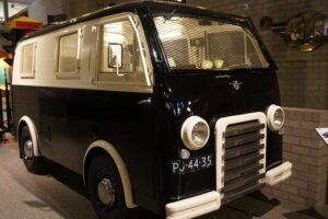 FEHAC biedt nieuw kabinet historische autobus aan